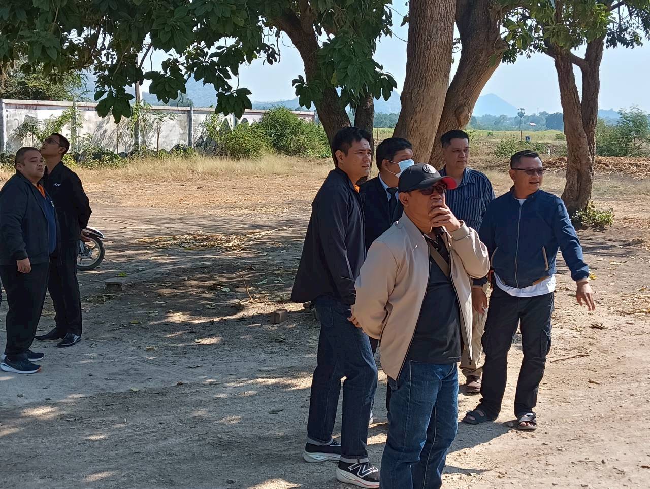 title - สำนักกฎหมาย มอบหมายเจ้าหน้าที่ให้การสนับสนุนข้อมูลและให้คำปรึกษาด้านกฎหมายและแนวทางปฏิบัติกรณีร้องขอความเป็นธรรมในพื้นที่เขตปฏิรูปที่ดินจังหวัดกาญจนบุรี